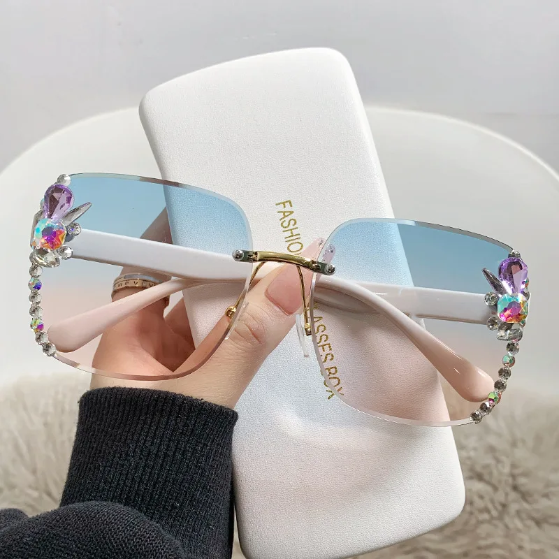 2023 Rimless Diamond Large Frame Sunshade Retro Vintage Rhinestone UV Protective Sunglasses
2023 Rimless Diamond Large Frame Sunshade Retro Vintage Rhinestone UV Protective Sunglasses