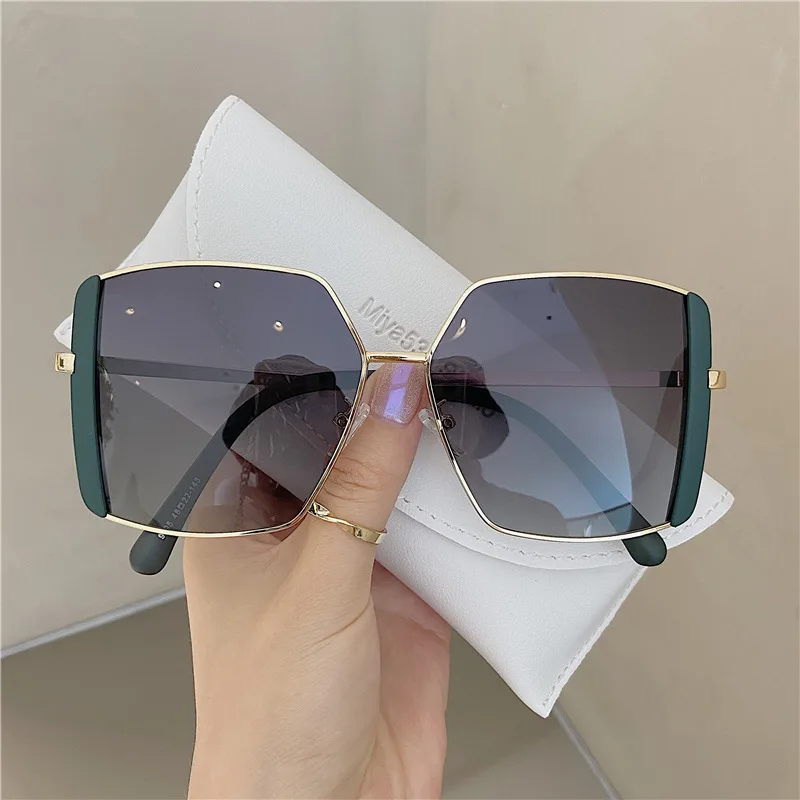 2023 Net Red Street Shooting Fashion Black Sun Spectacle UV Protection Eyewear Shade Double Shield Women Sunglasses
2023 Net Red Street Shooting Fashion Black Sun Spectacle UV Protection Eyewear Shade Double Shield Women Sunglasses