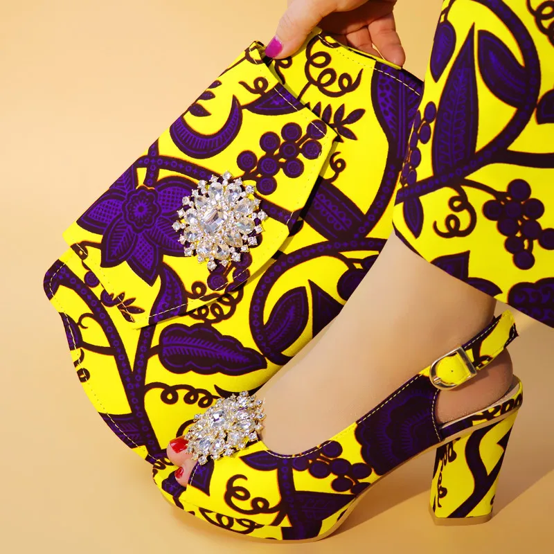 Nigerian party shoes and bag set wax material shoes and bag set fashion women shoes with matching bag A5638
Nigerian party shoes and bag set wax material shoes and bag set fashion women shoes with matching bag A5638