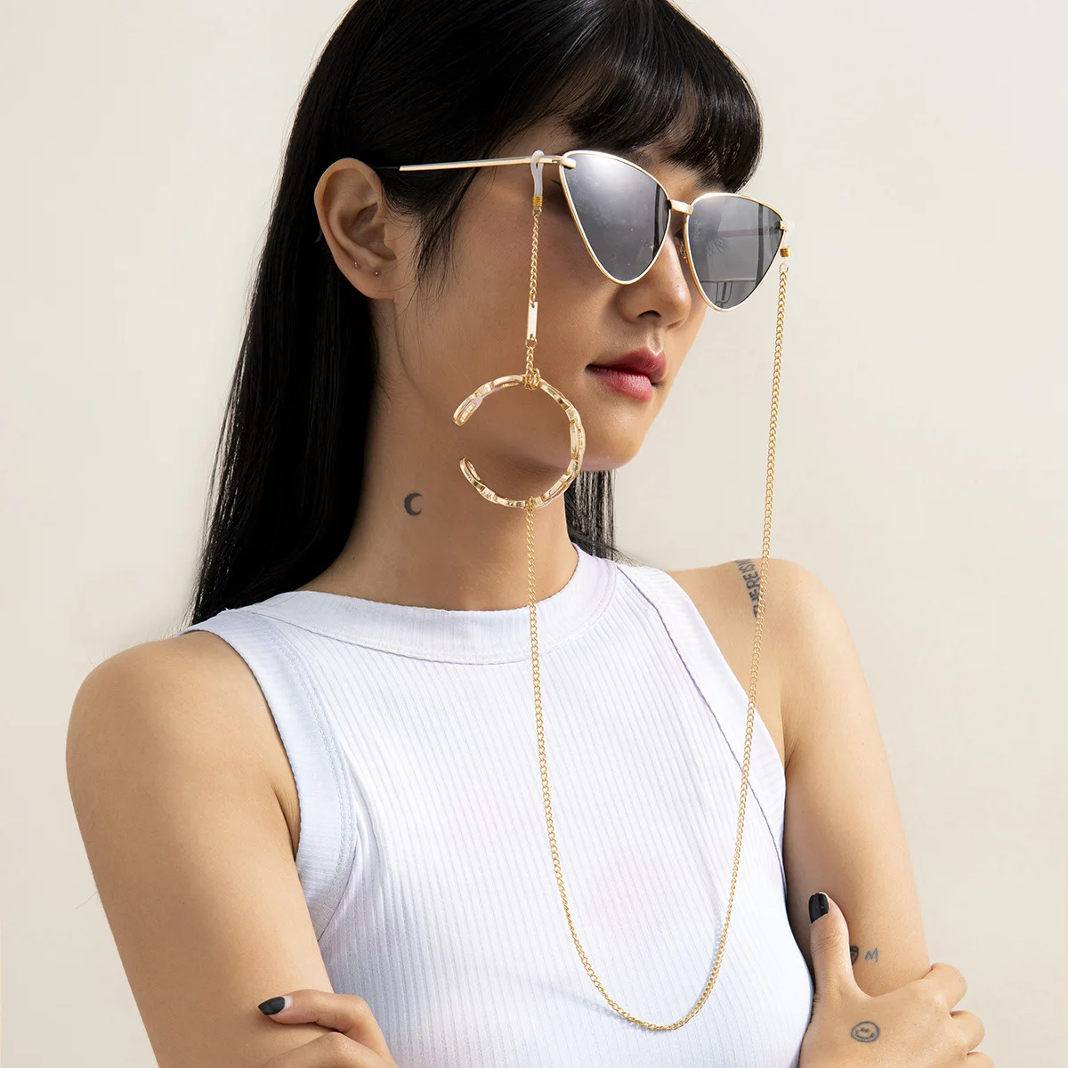 2021 European style personalized gold plated C chain sunglasses strap necklace women glasses chain holder
2021 European style personalized gold plated C chain sunglasses strap necklace women glasses chain holder