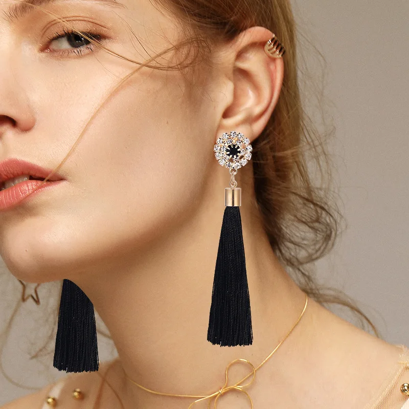 European and American retro fashion Bohemian national style with tassel long earrings
European and American retro fashion Bohemian national style with tassel long earrings