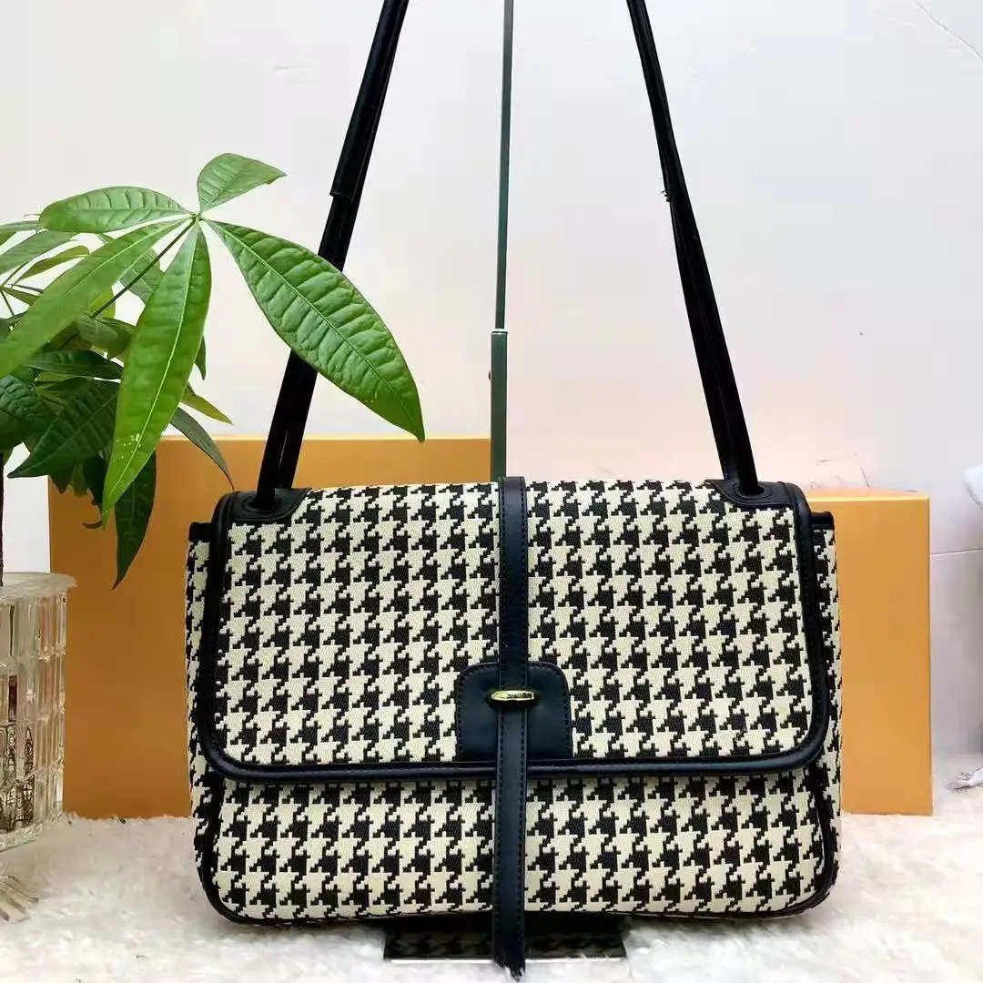 2022 trend new arrival hotselling PU leather Lady's handbag cross shoulder bag designer bag, 1 color
2022 trend new arrival hotselling PU leather Lady's handbag cross shoulder bag designer bag, 1 color