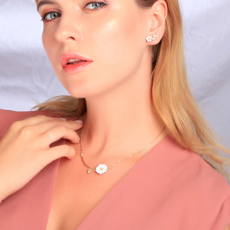 Fashion Trending Jewelry 2021 Pearl Gold Plated Flower Necklaces And Inspired Trendy Earrings Women Stud Pendant Set Wholesale
Fashion Trending Jewelry 2021 Pearl Gold Plated Flower Necklaces And Inspired Trendy Earrings Women Stud Pendant Set Wholesale