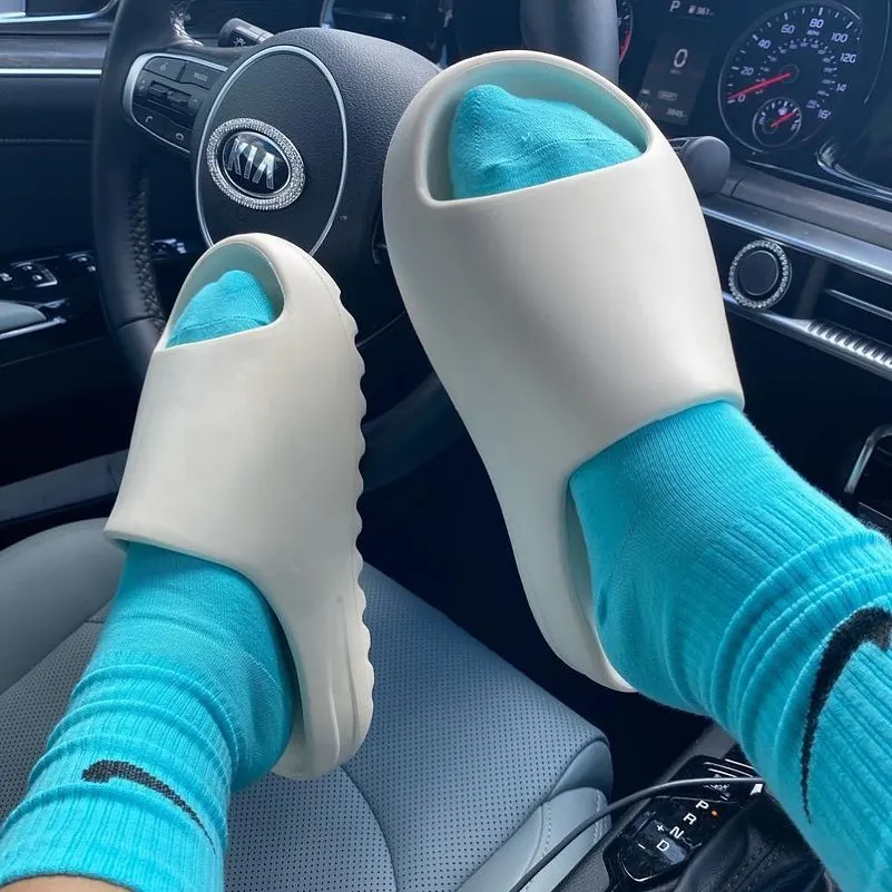 2021 summer fashion women yeezy shoes cheap yeezy slides yeezy slippers for women, Picture
2021 summer fashion women yeezy shoes cheap yeezy slides yeezy slippers for women, Picture