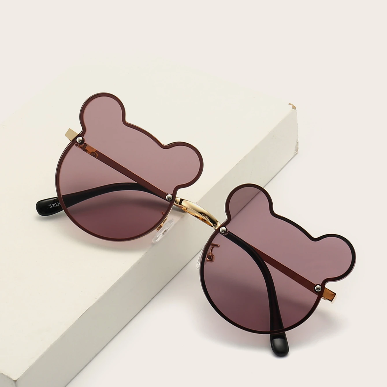 Fashion sunglasses 2021 European and American wind sunglasses for men and women with sunglasses manufacturers selling
Fashion sunglasses 2021 European and American wind sunglasses for men and women with sunglasses manufacturers selling