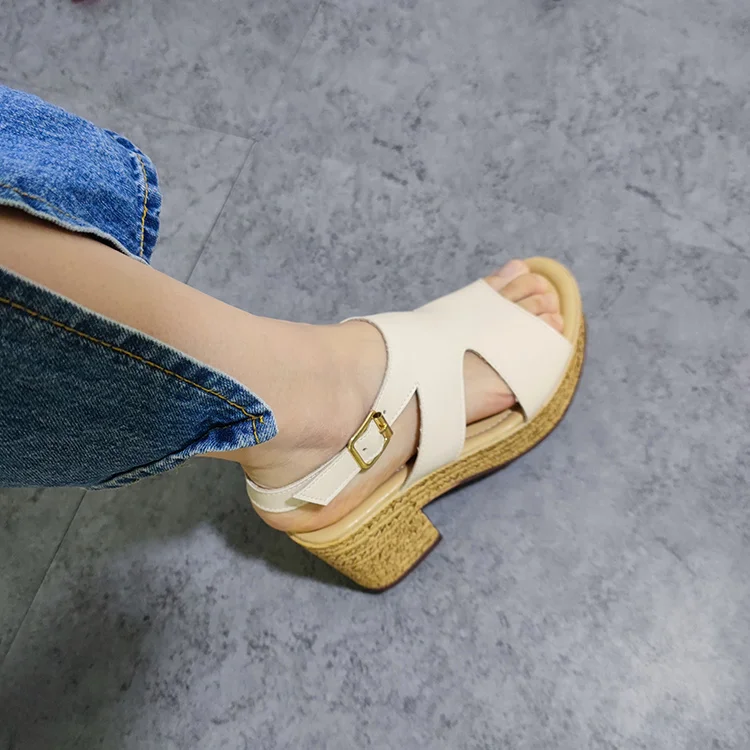 New style slippers thick-soled black sandals fashionable thick heels non-slip student women slippers female summer, White,black
New style slippers thick-soled black sandals fashionable thick heels non-slip student women slippers female summer, White,black
