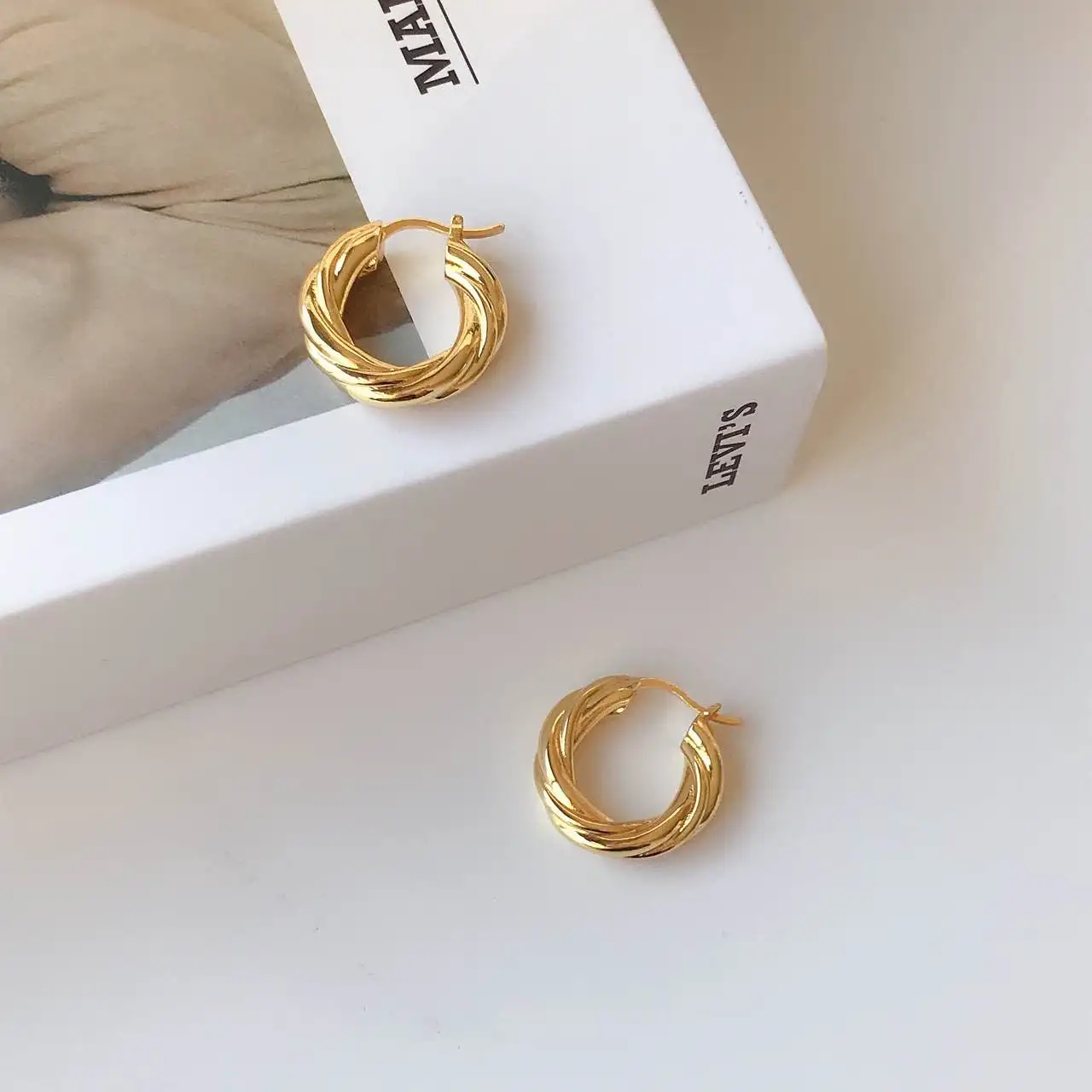 Hip Hop Style 18k Gold Clip on Brass Earring for Women Hollow Hoop Earring Dylam jewelry
Hip Hop Style 18k Gold Clip on Brass Earring for Women Hollow Hoop Earring Dylam jewelry