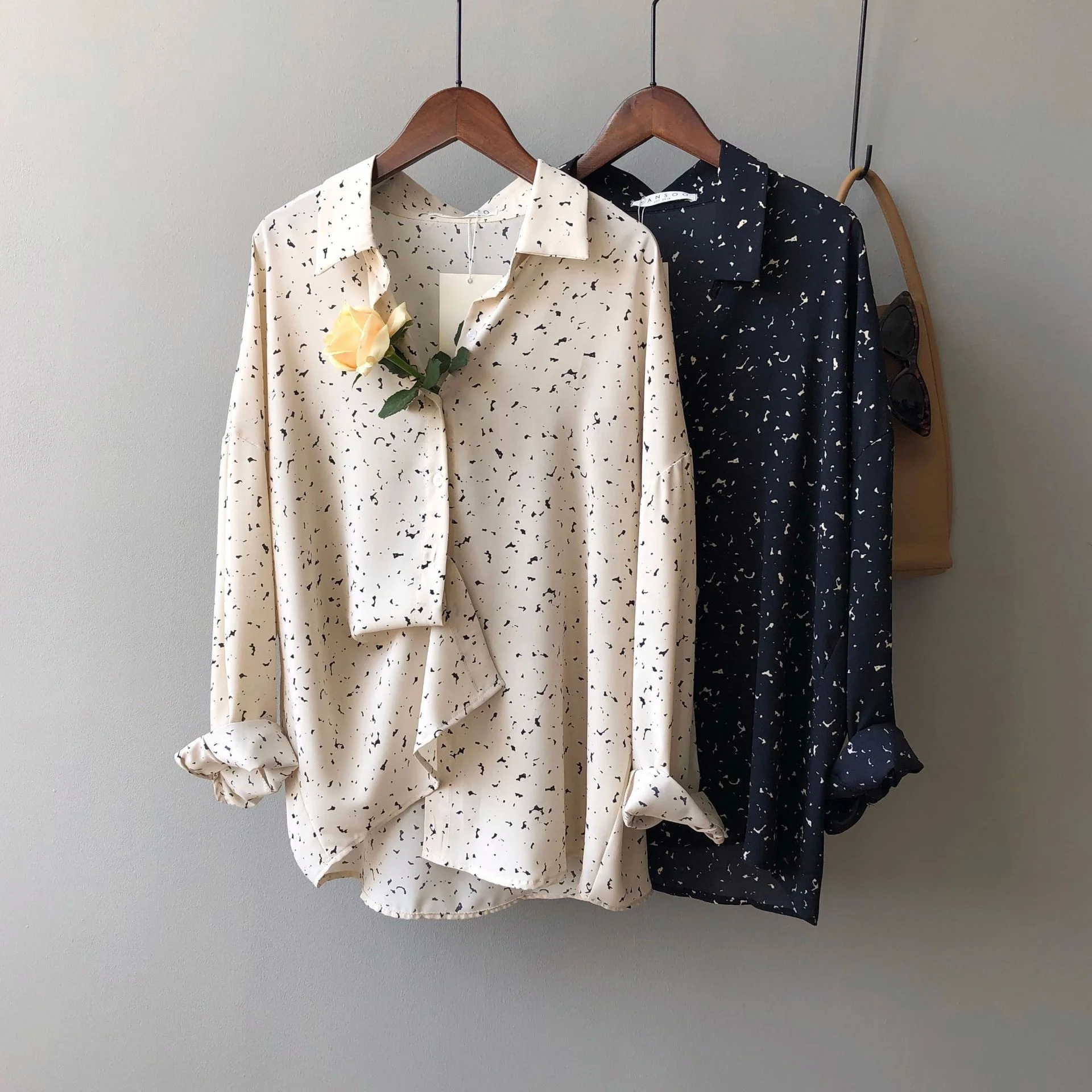 B24540A Korean chiffon shirt floral chiffon shirt loose retro style top, Black, beige
B24540A Korean chiffon shirt floral chiffon shirt loose retro style top, Black, beige