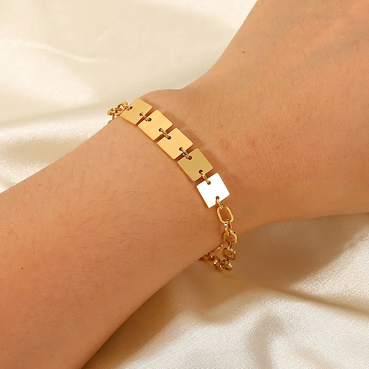 New Handmade Stainless Steel Charm Bracelet 18k Gold Plated Waterproof Jewelry Square Metal Link Chain Bracelets for Women
New Handmade Stainless Steel Charm Bracelet 18k Gold Plated Waterproof Jewelry Square Metal Link Chain Bracelets for Women