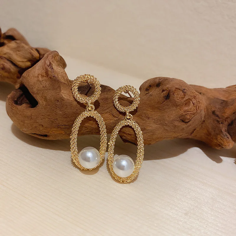 Hotselling Simple Vintage Baroque Pearl Earrings Gold Plated Geometric Oval Chunky Earrings Women Jewelry
Hotselling Simple Vintage Baroque Pearl Earrings Gold Plated Geometric Oval Chunky Earrings Women Jewelry