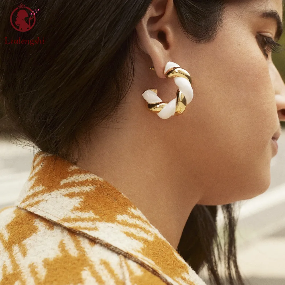 European Fashion Trendy Black White Enamel Alloy Hoop Earrings Round Design Metal Enamel Chunky Twist Rope Hoop Earring
European Fashion Trendy Black White Enamel Alloy Hoop Earrings Round Design Metal Enamel Chunky Twist Rope Hoop Earring