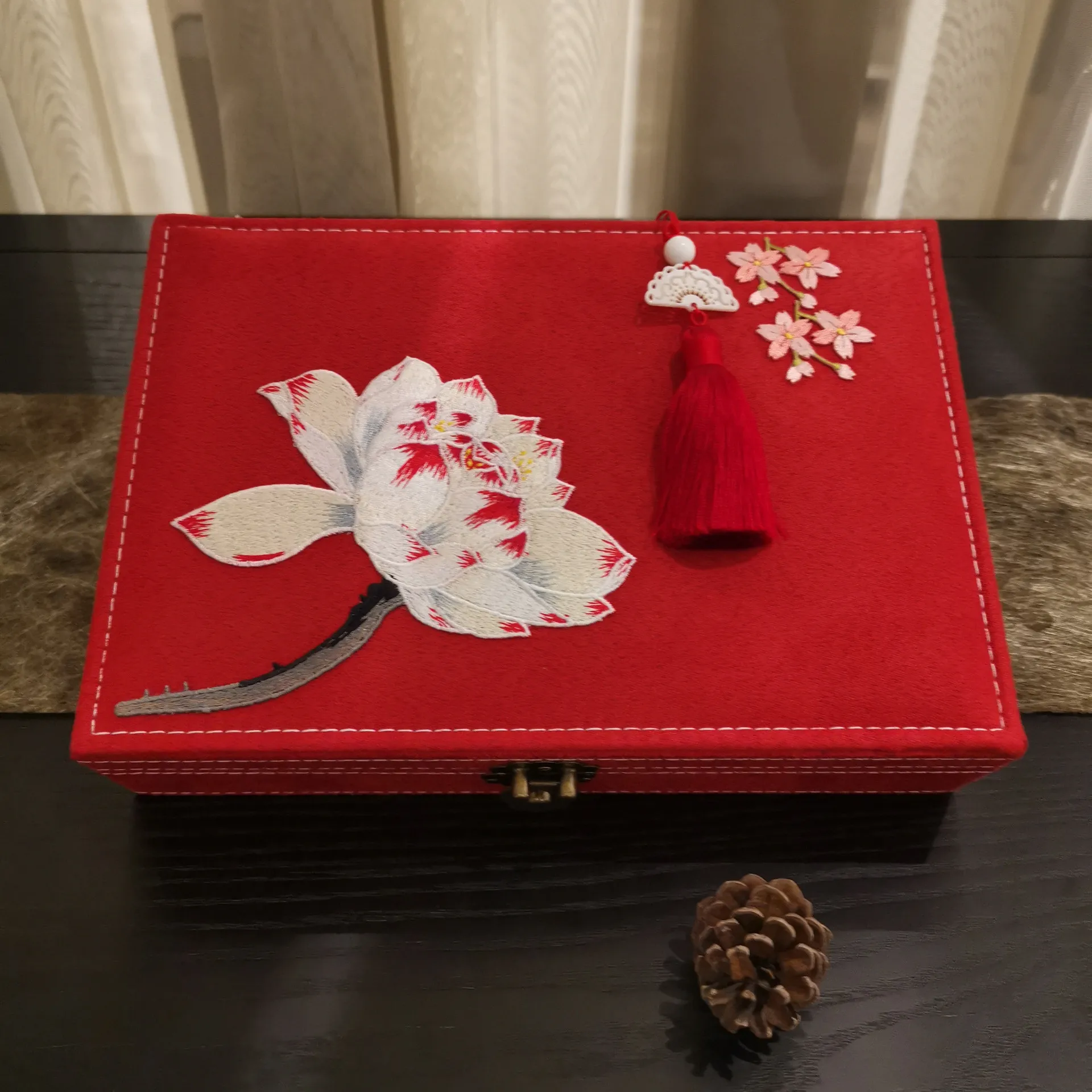 Chinese style flannel jewelry box antique jewelry storage earring box velvet jewelry embroidery gift box
Chinese style flannel jewelry box antique jewelry storage earring box velvet jewelry embroidery gift box