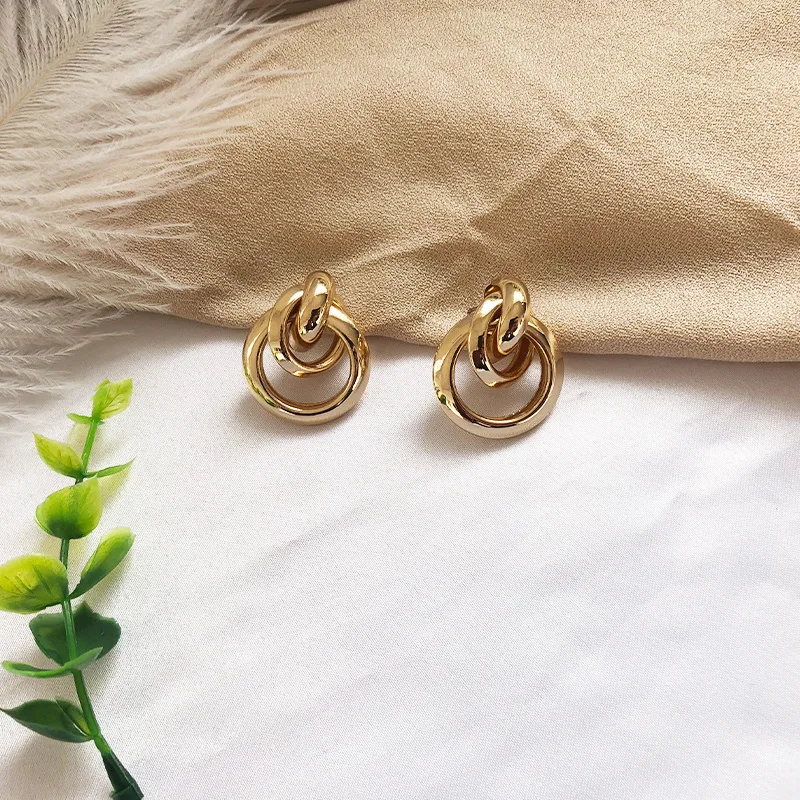OUYE South Korea 2021 New Simple and Fashionable Twisted Winding Sequin Earrings Hollow Metal Ring Alloy Earrings Women, Colorful
OUYE South Korea 2021 New Simple and Fashionable Twisted Winding Sequin Earrings Hollow Metal Ring Alloy Earrings Women, Colorful