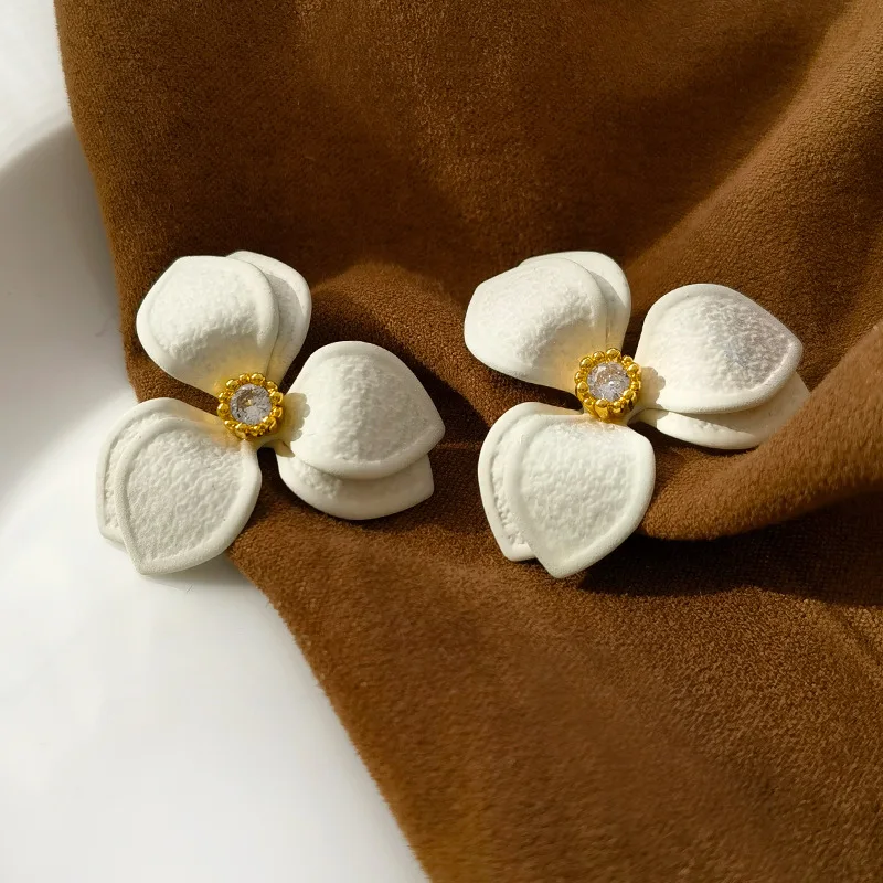 Fresh and sweet S925 silver needle fairy white three-dimensional flower earrings retro elegant lady earrings
Fresh and sweet S925 silver needle fairy white three-dimensional flower earrings retro elegant lady earrings