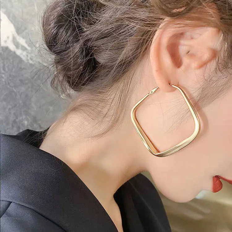 Women Wholesale Fashion Jewelry Square Hoop Statement Earrings Gold Earrings, Picture
Women Wholesale Fashion Jewelry Square Hoop Statement Earrings Gold Earrings, Picture