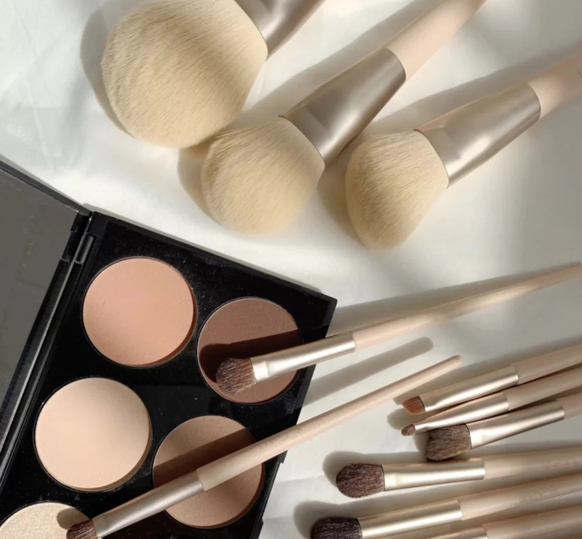 12 stick makeup brush set corn silk powder blush animal hair pony hair eye shadow brush, Shown
12 stick makeup brush set corn silk powder blush animal hair pony hair eye shadow brush, Shown