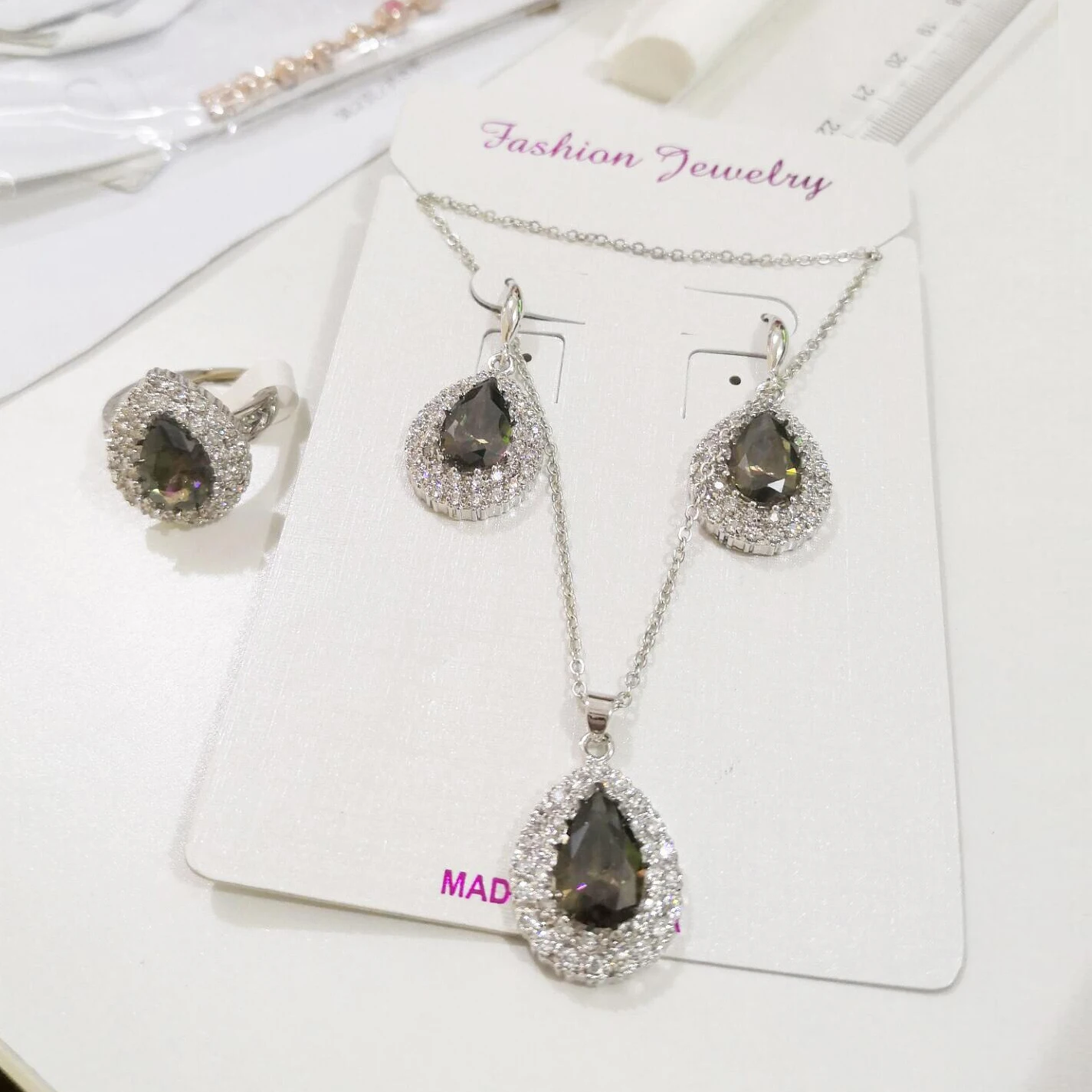 CAOSHI Elegant Classic Woman jewellery 925 silver Plated Factory Promotional Necklace+Earring+Rings Bridal jewelry Sets Wedding
CAOSHI Elegant Classic Woman jewellery 925 silver Plated Factory Promotional Necklace+Earring+Rings Bridal jewelry Sets Wedding