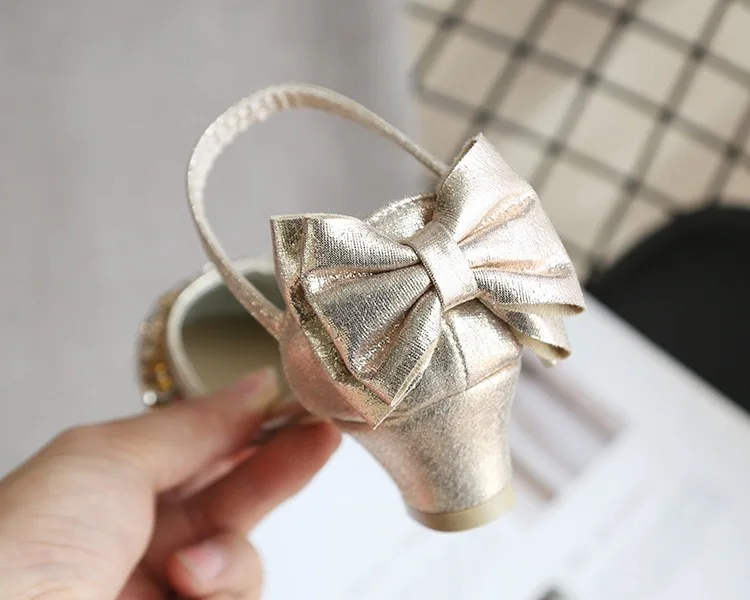 spring and summer new trendy kids sandals high-heel 3cm crystal shoes fashion girls bow kont princess shoes children 
spring and summer new trendy kids sandals high-heel 3cm crystal shoes fashion girls bow kont princess shoes children