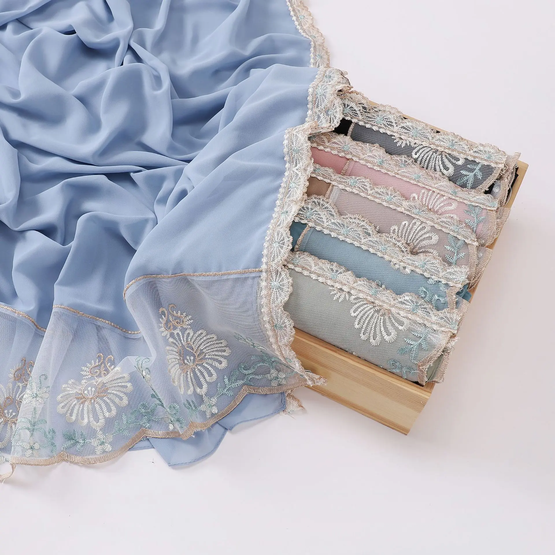 Premium Embroidery Flower Solid Color Chiffon Scarf Wholesale Popular Lace Edge Soft Head Scarf Muslim Women Hijabs
Premium Embroidery Flower Solid Color Chiffon Scarf Wholesale Popular Lace Edge Soft Head Scarf Muslim Women Hijabs