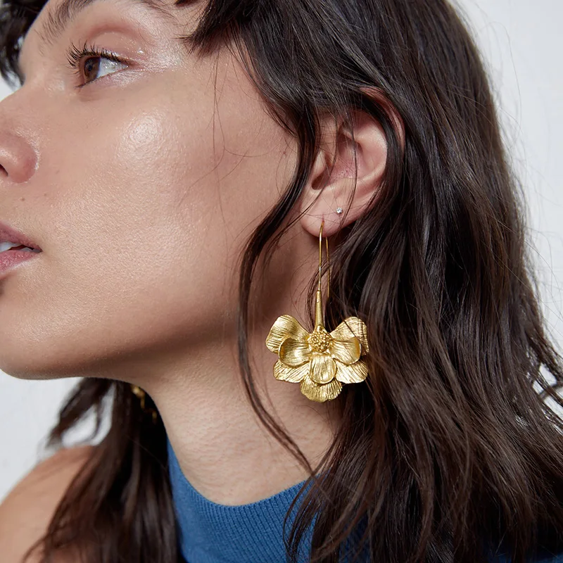 New retro metal flower European and American minimalist cold wind exaggerated matte metal earrings
New retro metal flower European and American minimalist cold wind exaggerated matte metal earrings