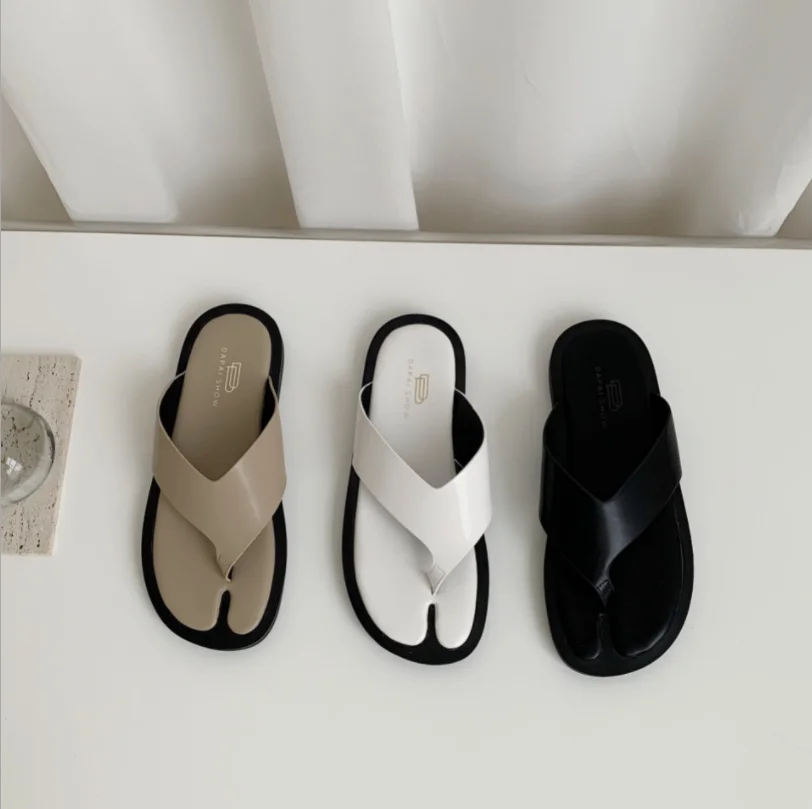 Summer 2021 Fashionable platform slippers women wear flip-flops women daily wear shoes
Summer 2021 Fashionable platform slippers women wear flip-flops women daily wear shoes