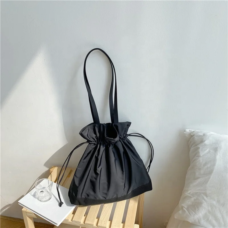 Large-Capacity Nylon Women's Sling Shoulder Bag 2023 Fashion Drawstring Pleated Tote Bag Splicing Design Female Bucket Handbag
Large-Capacity Nylon Women's Sling Shoulder Bag 2023 Fashion Drawstring Pleated Tote Bag Splicing Design Female Bucket Handbag