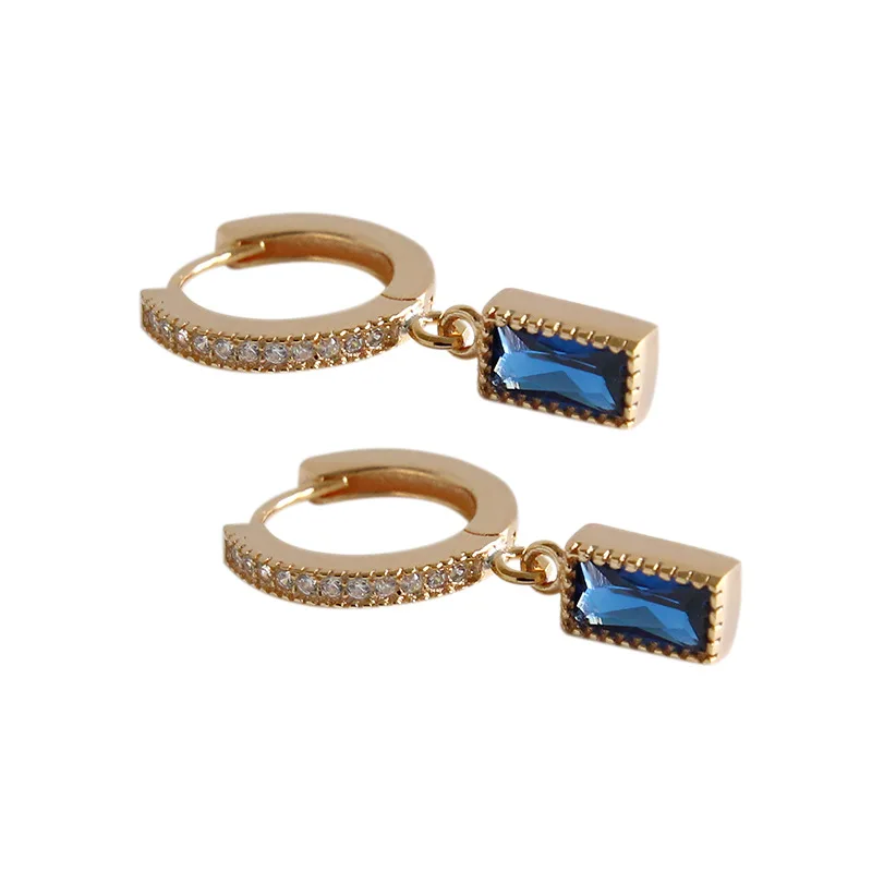 Light luxury 925 Sterling silver micro diamond-blue zircon cube pendant 18K gold plated earrings
Light luxury 925 Sterling silver micro diamond-blue zircon cube pendant 18K gold plated earrings