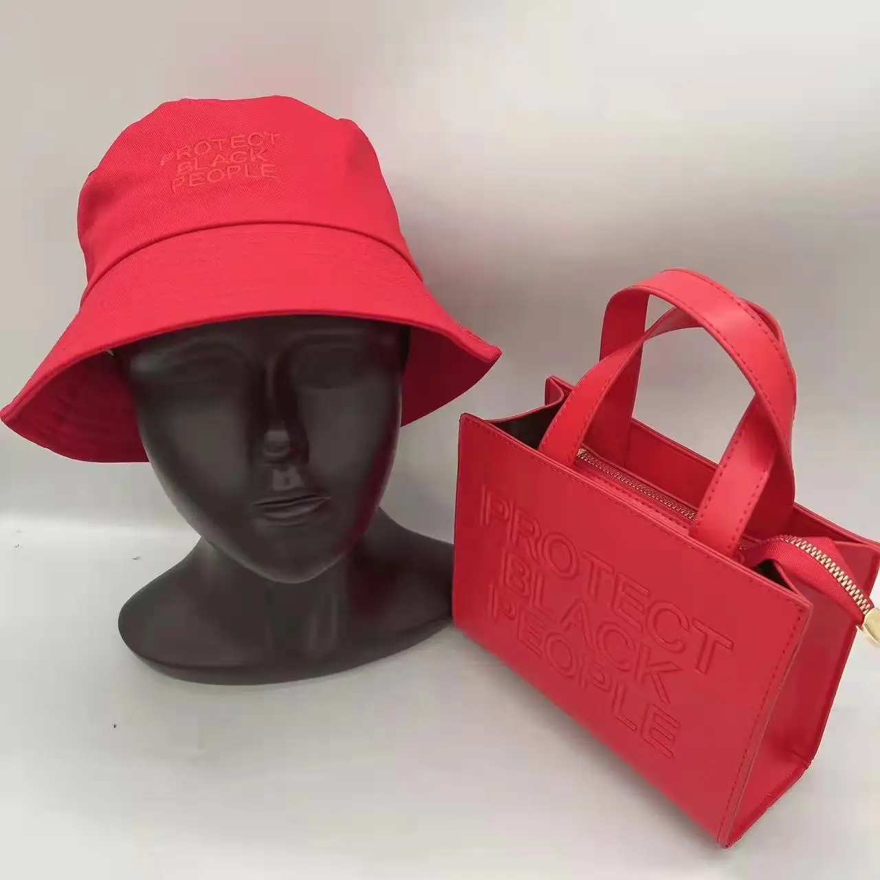 New Designer Handbags And Bucket Hat Sets Black People Bag Luxury Leather Diagonal Protect Black Women Bag And Hat Set
New Designer Handbags And Bucket Hat Sets Black People Bag Luxury Leather Diagonal Protect Black Women Bag And Hat Set