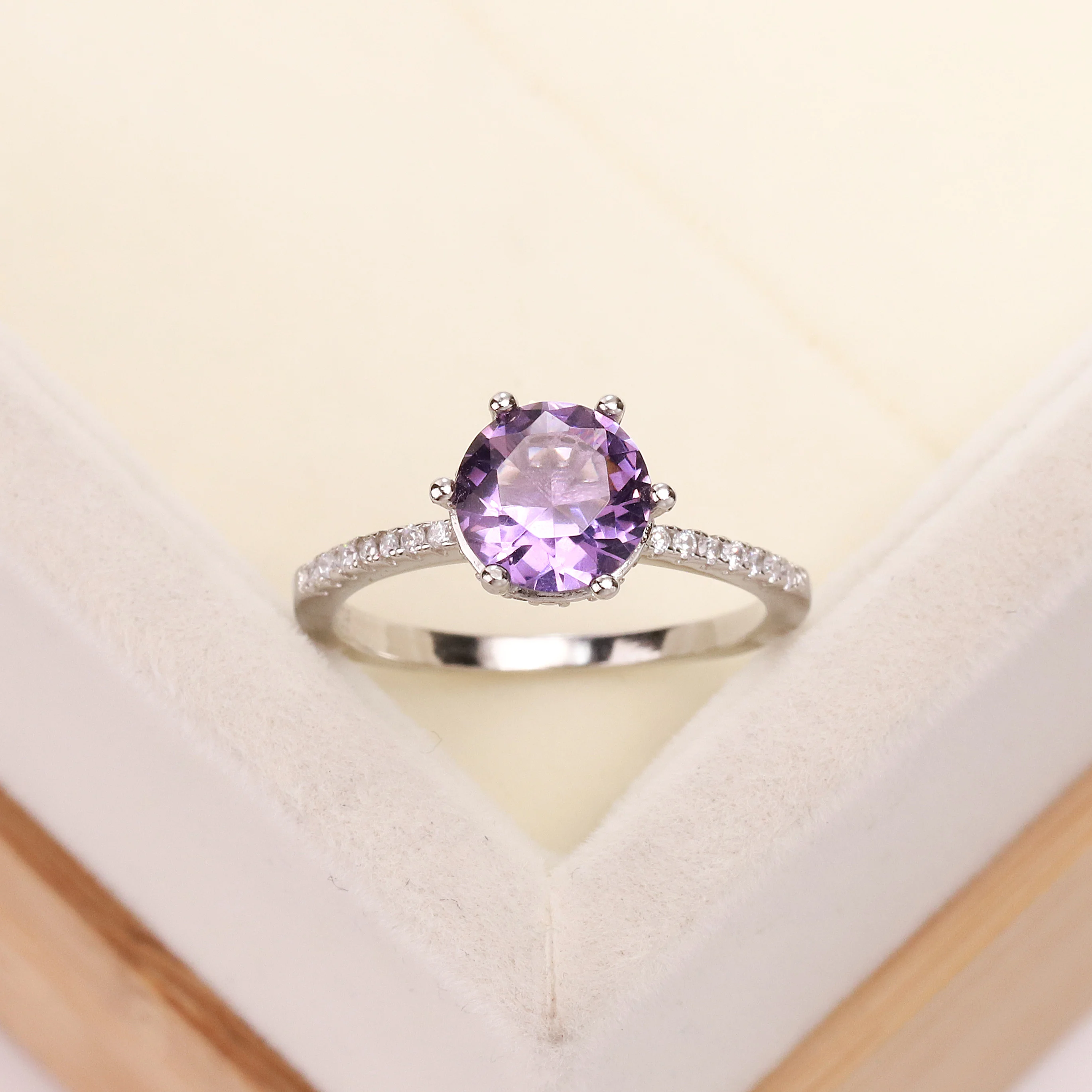 Best selling European and American S925 silver wedding ring six claw round zircon lady Amethyst jewelry lady gift
Best selling European and American S925 silver wedding ring six claw round zircon lady Amethyst jewelry lady gift