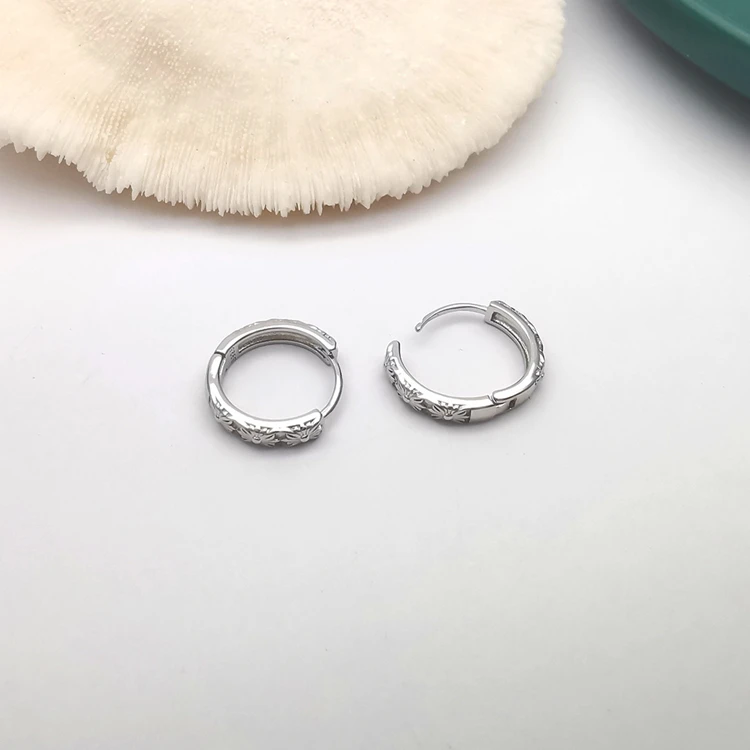 S925 sterling silver hoop women earrings cross pattern earrings wholesale, As the picture
S925 sterling silver hoop women earrings cross pattern earrings wholesale, As the picture