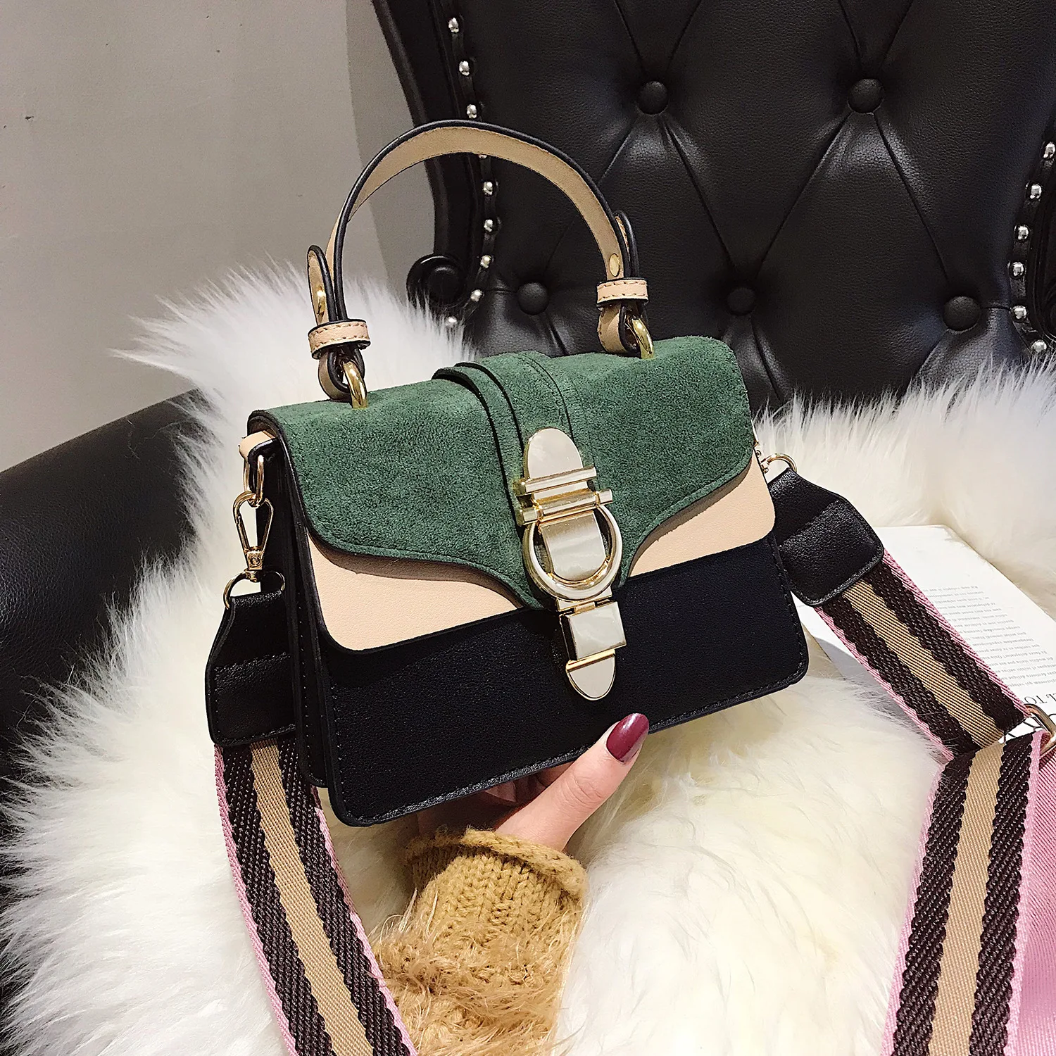 2021 Wholesale Trendy Korean Hand bags Lock handbag fashion Women Wide Shoulder Strap Bag purses
2021 Wholesale Trendy Korean Hand bags Lock handbag fashion Women Wide Shoulder Strap Bag purses