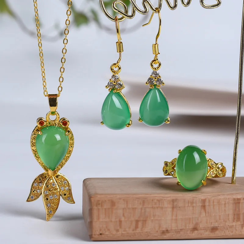 Certified Hengyun Factory Wholesale Chalcedony Set Green Chalcedony Three-Piece Set Model Chalcedony Pendant Ring Earrings
Certified Hengyun Factory Wholesale Chalcedony Set Green Chalcedony Three-Piece Set Model Chalcedony Pendant Ring Earrings