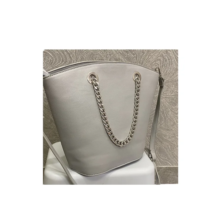 2021 high quality new design fashion simple portable shoulder bag strong leather handbag
2021 high quality new design fashion simple portable shoulder bag strong leather handbag