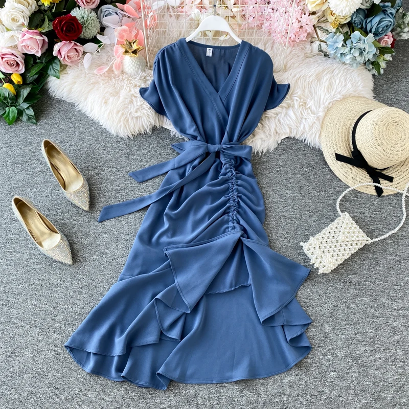 V-neck short-sleeved design, irregular pleated waist, retro slit over the knee long mermaid dress
V-neck short-sleeved design, irregular pleated waist, retro slit over the knee long mermaid dress