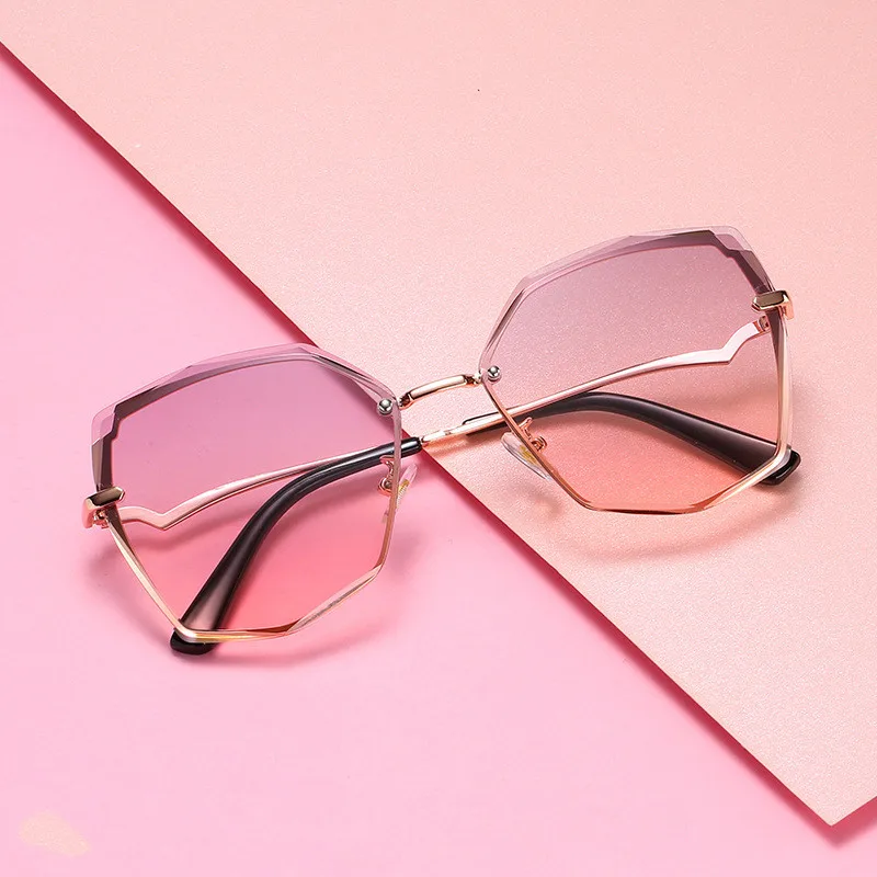 2021 new polygonal Sunglasses Women's frameless Sunglasses European and American trendy cat Eye Sunglasses, Picture shows
2021 new polygonal Sunglasses Women's frameless Sunglasses European and American trendy cat Eye Sunglasses, Picture shows
