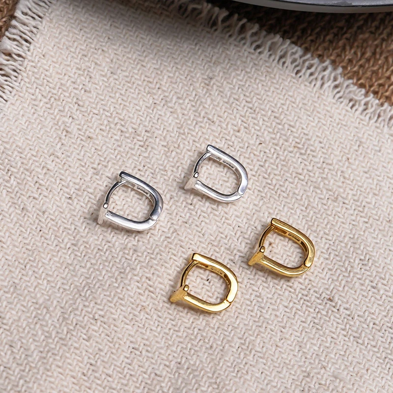 Trendy Exquisite Metal Ear Buckle T-Shaped Small Earring Geometric U-Shaped Hoop Earring Temperament Women Girl Jewelry
Trendy Exquisite Metal Ear Buckle T-Shaped Small Earring Geometric U-Shaped Hoop Earring Temperament Women Girl Jewelry