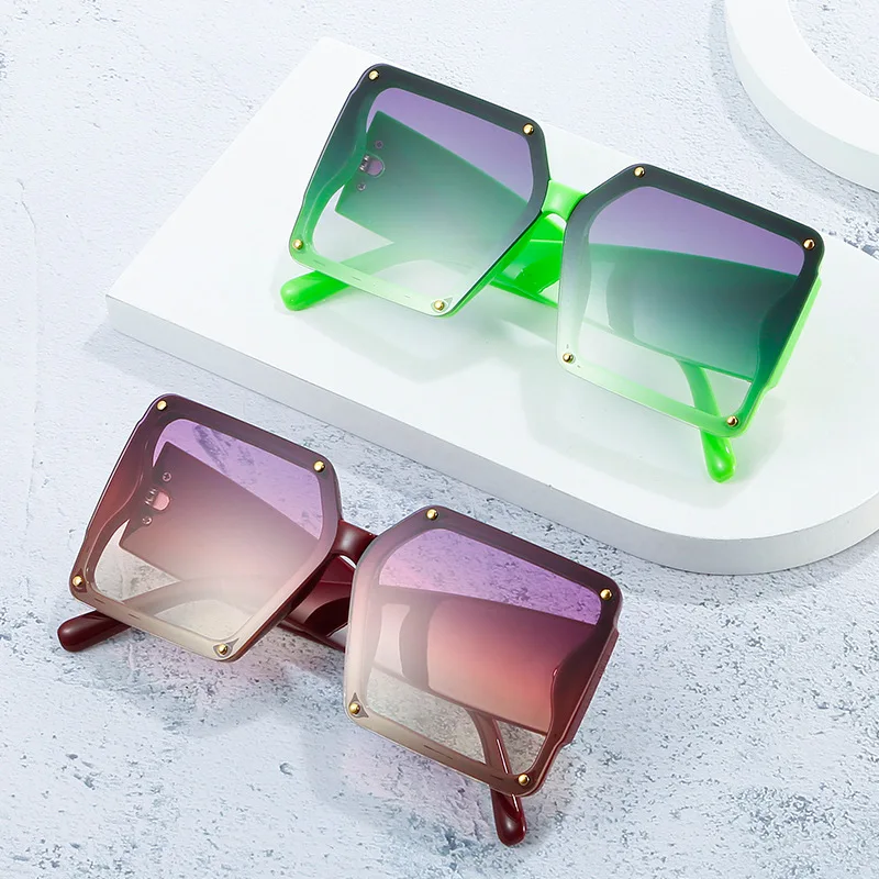 LvCong New style women oversized rectangle rivet fashionable trendy gradient wide side sunglasses
LvCong New style women oversized rectangle rivet fashionable trendy gradient wide side sunglasses