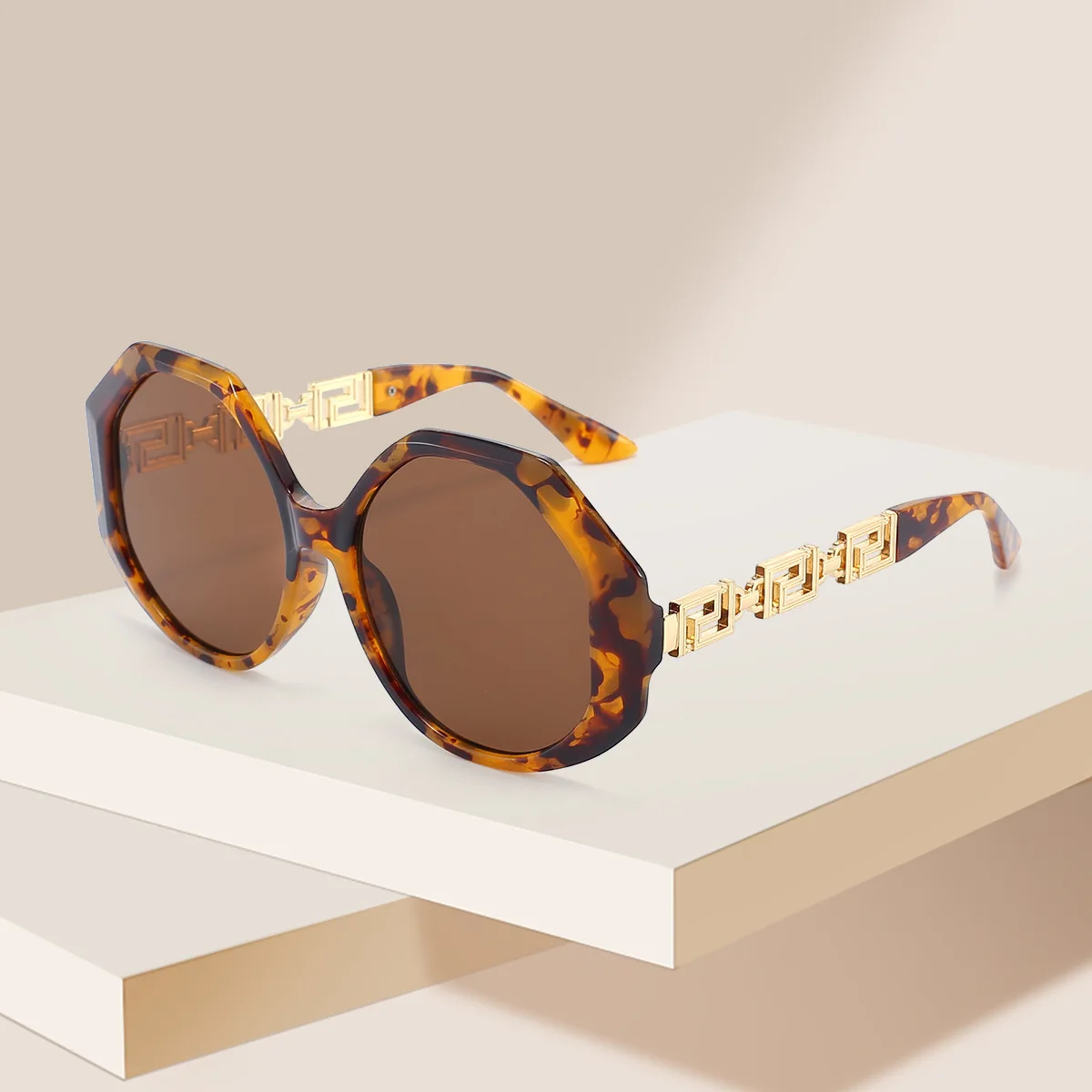 Fashion big frame men and women sunglasses personality polygon modern retro sunglasses European and American cross-border thin g
Fashion big frame men and women sunglasses personality polygon modern retro sunglasses European and American cross-border thin g