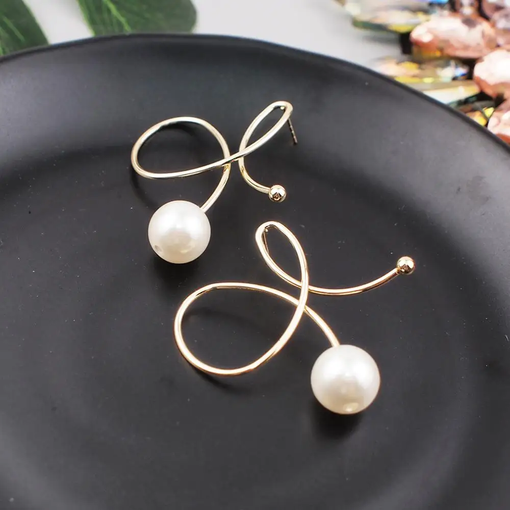 Geometric Statement Imitation Pearl Earrings Handmade Fashion Metal Beads Stud Earrings Factory Price Gold Plated Jewelry
Geometric Statement Imitation Pearl Earrings Handmade Fashion Metal Beads Stud Earrings Factory Price Gold Plated Jewelry
