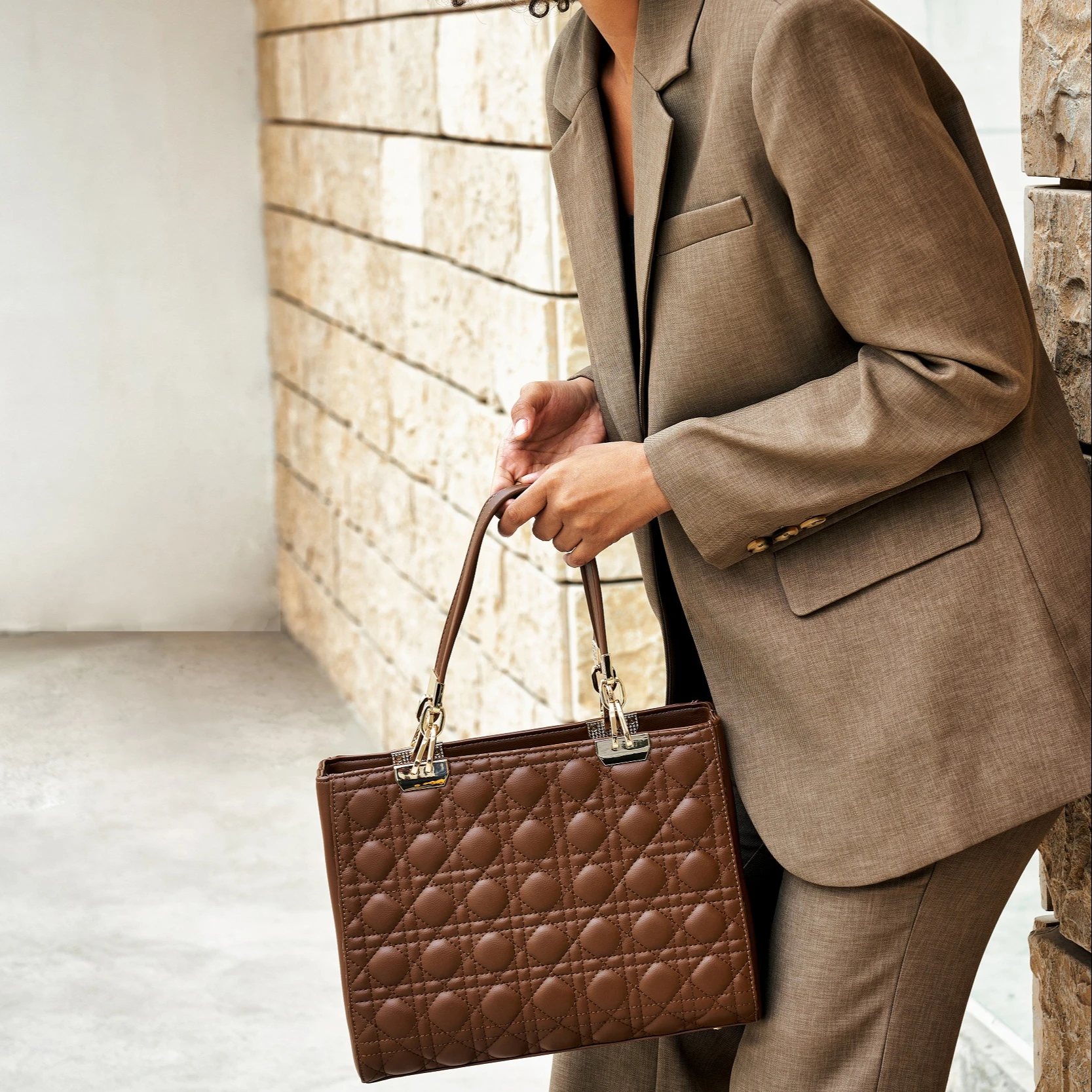 Trendy Ladies Designer purse Famous Brand Women Shoulder Tote vegan pu leather Hand Bag chain Crossbody Messenger Handbags, Customized color
Trendy Ladies Designer purse Famous Brand Women Shoulder Tote vegan pu leather Hand Bag chain Crossbody Messenger Handbags, Customized color