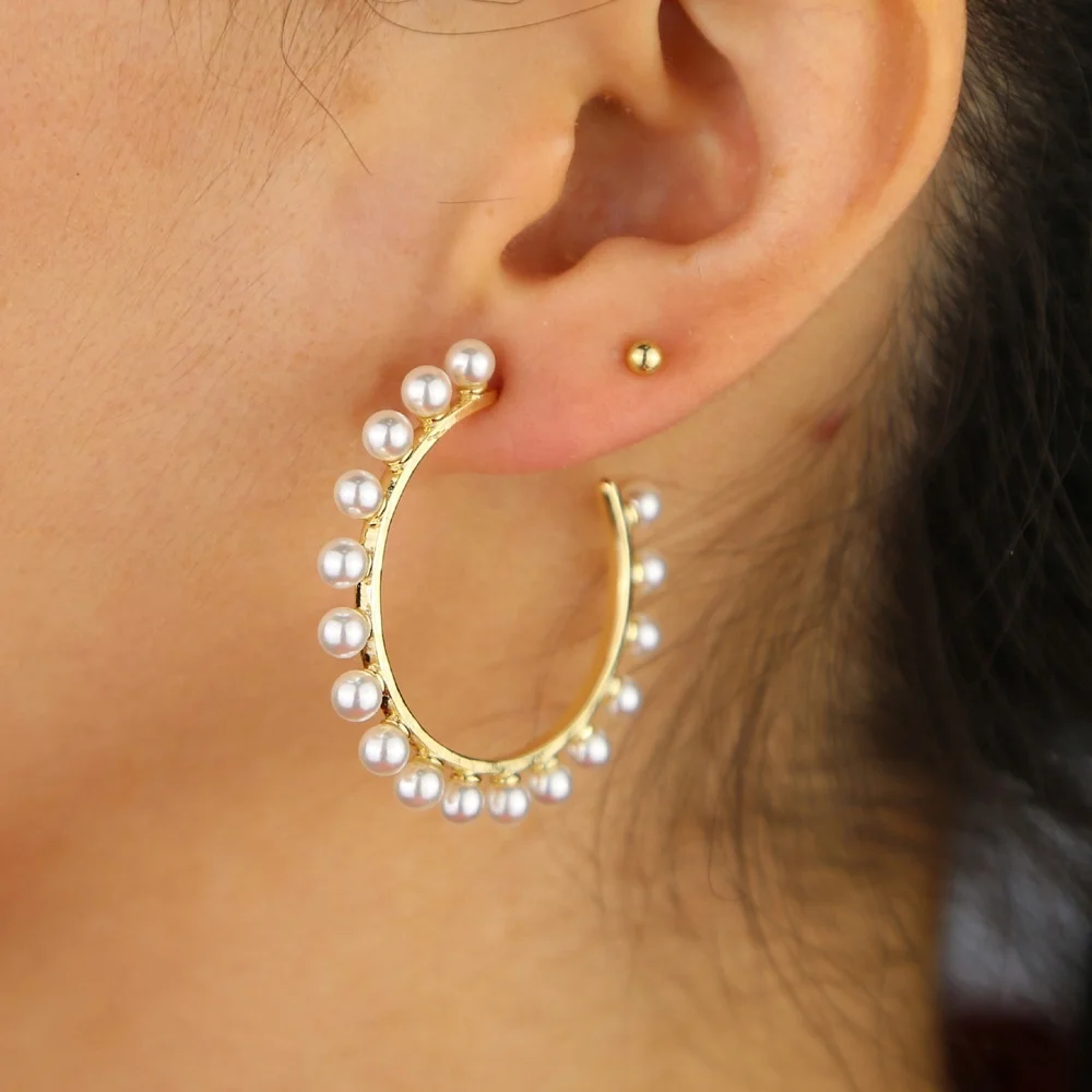 new arrived fresh pearl hoop earring with gold color plated wedding earring jewelry for women lady large half hoop earring
new arrived fresh pearl hoop earring with gold color plated wedding earring jewelry for women lady large half hoop earring