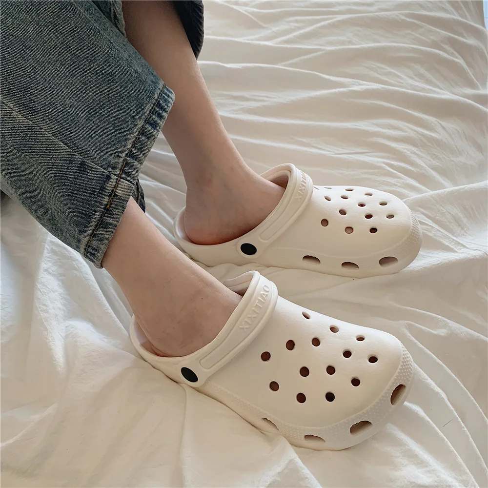 New hole shoes summer cute girl heart indoor and outdoor wear beach package head sandals slippers female
New hole shoes summer cute girl heart indoor and outdoor wear beach package head sandals slippers female