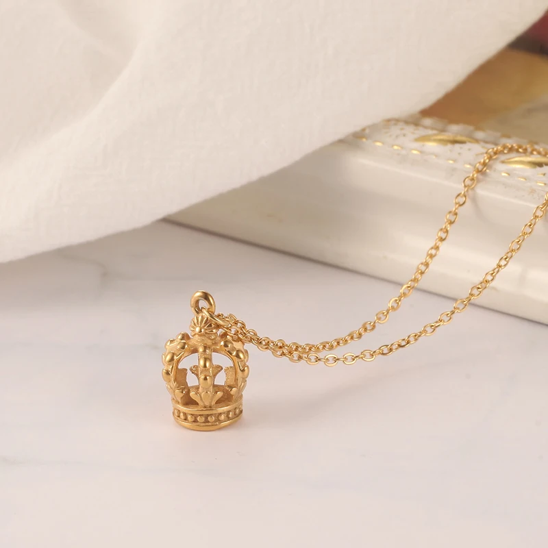18K Vintage Gold Crown Pendant 15mm Fashion Stainless Steel Jewelry Women Men Crown Necklace
18K Vintage Gold Crown Pendant 15mm Fashion Stainless Steel Jewelry Women Men Crown Necklace