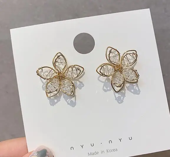 new 2019 metal hollow out flower petals Stud earrings Sweet fashion temperament crystal Women earrings 
new 2019 metal hollow out flower petals Stud earrings Sweet fashion temperament crystal Women earrings