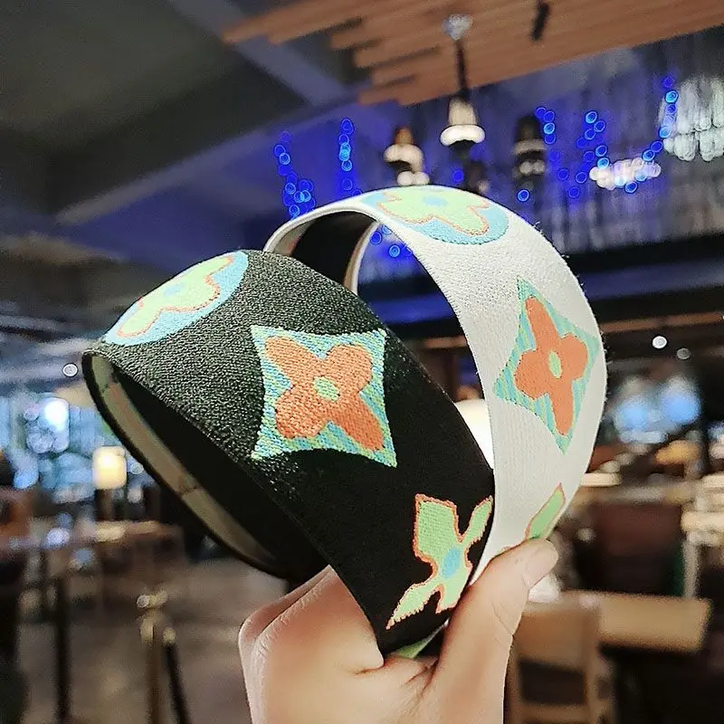 4Colors Luxury Designer Print Letter Crossed Wide Side Non-slip Hoop Hair Hoop Headband Bandana Women Hair Accessories, Mixed color
4Colors Luxury Designer Print Letter Crossed Wide Side Non-slip Hoop Hair Hoop Headband Bandana Women Hair Accessories, Mixed color