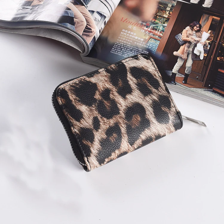 Women Short Wallets New Vintage Fashion Leopard Prints Coin Purse For Girls Clutch Bag PU Leather Ladies Card Holder
Women Short Wallets New Vintage Fashion Leopard Prints Coin Purse For Girls Clutch Bag PU Leather Ladies Card Holder