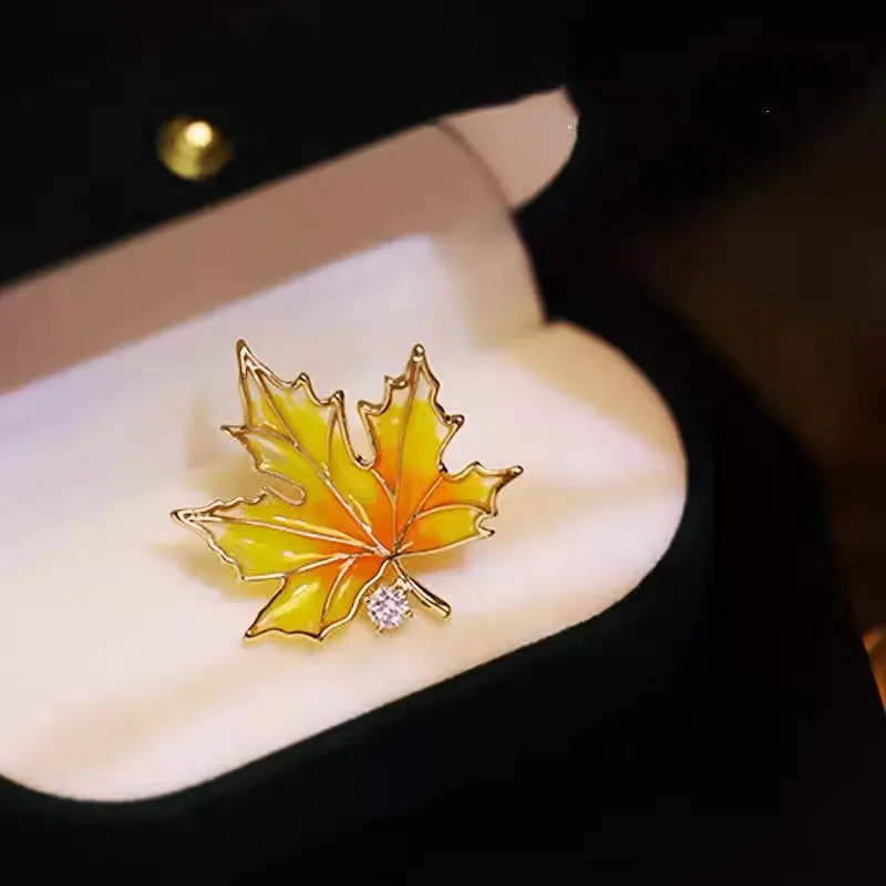 Cute enamel painted maple leaf brooch Cute temperament Mini dress anti glare women brooch
Cute enamel painted maple leaf brooch Cute temperament Mini dress anti glare women brooch