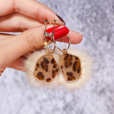 2021 Women Winter Jewelry Geometric Circle Pompom Ball Huggie Earrings Leopard Print Fur Ball Drop Earrings For Women
2021 Women Winter Jewelry Geometric Circle Pompom Ball Huggie Earrings Leopard Print Fur Ball Drop Earrings For Women