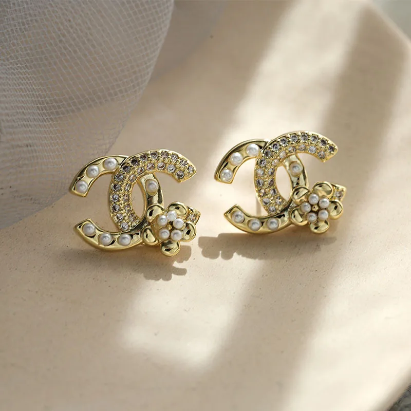 925 Silver Needle Fashion Zircon Doublecletter Design Personalized Earrings Stud Earrings Jewelry Set
925 Silver Needle Fashion Zircon Doublecletter Design Personalized Earrings Stud Earrings Jewelry Set
