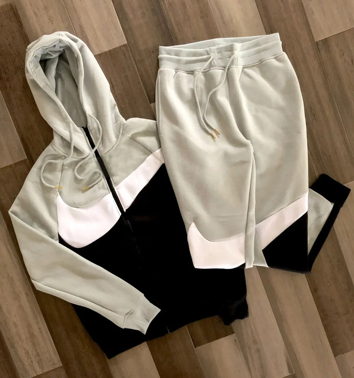 Customized LOGO autumn and winter new men's sports and leisure suit long-sleeved hooded suit hot wholesale
Customized LOGO autumn and winter new men's sports and leisure suit long-sleeved hooded suit hot wholesale